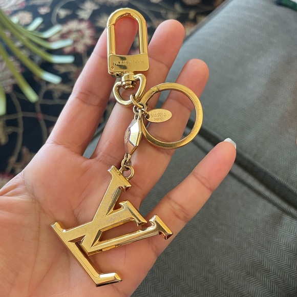 Authentic Louis Vuitton Porte Cles LV Facet Charm Key Ring Gold - Picture 9 of 10
